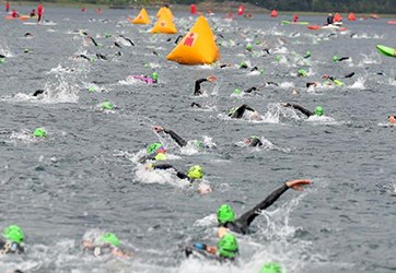 Largada de natación de un triatlón IRONMAN